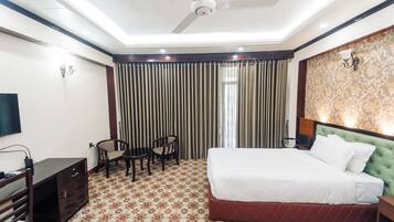 Deluxe Double Room, Garden View | Bathroom | Free toiletries, towels, soap, shampoo