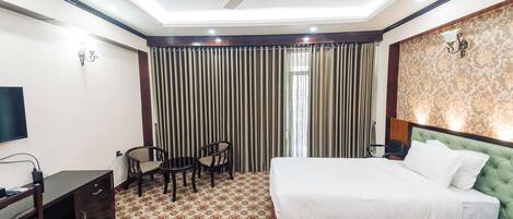 Deluxe tweepersoonskamer, uitzicht op tuin | Badkamer | Gratis toiletartikelen, handdoeken, zeep, shampoo