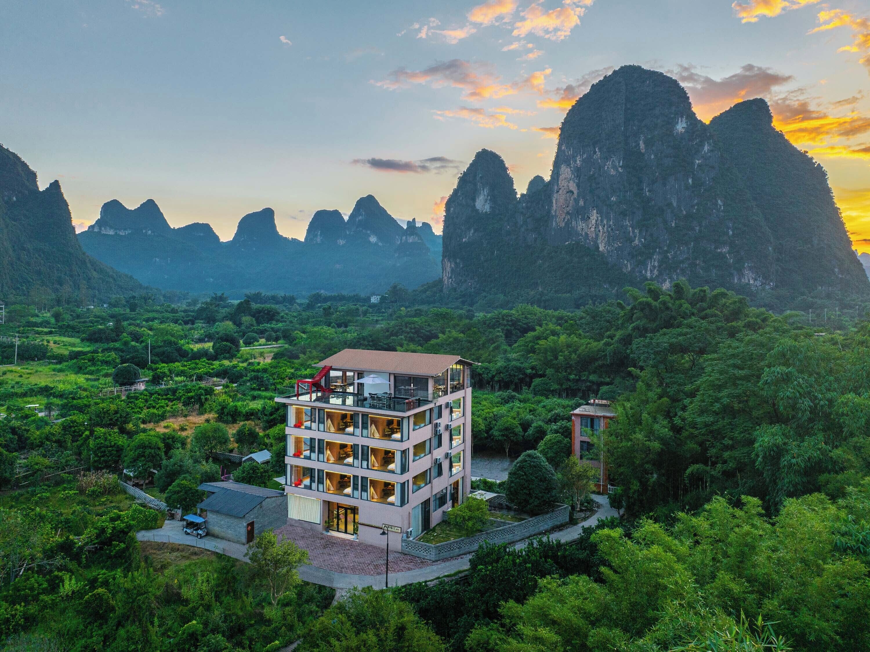 تفاصيل الفندق من الخارج