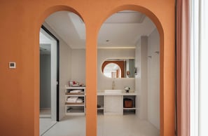 Chambre Triple Familiale, vue montagne | Salle de bain | Articles de toilette gratuits, sèche-cheveux, chaussons