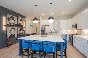 Microondas, horno, parrilla de estufa y lavavajillas 