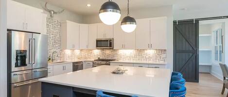 Een microgolfoven, een oven, een kookplaat, een vaatwasser