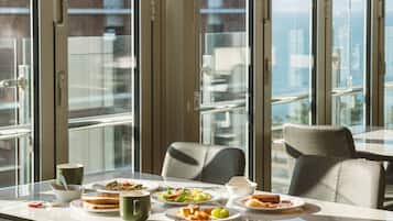 Daily buffet breakfast (KRW 20000 per person)