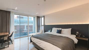 Corner Suite (Half Ocean View) | Skrivebord og wi-fi (inkludert)