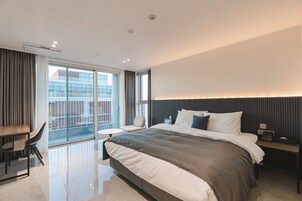 Corner Suite (Half Ocean View) | Desk, free WiFi