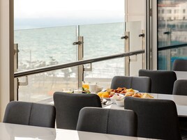 Desayuno buffet diario (KRW 20000 por persona)