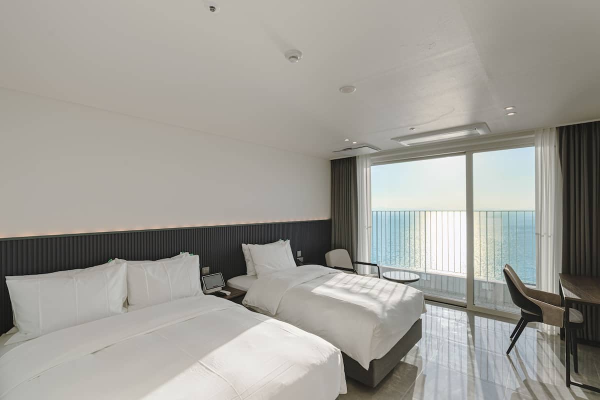 Premier Twin (Ocean View) | Desk, free WiFi