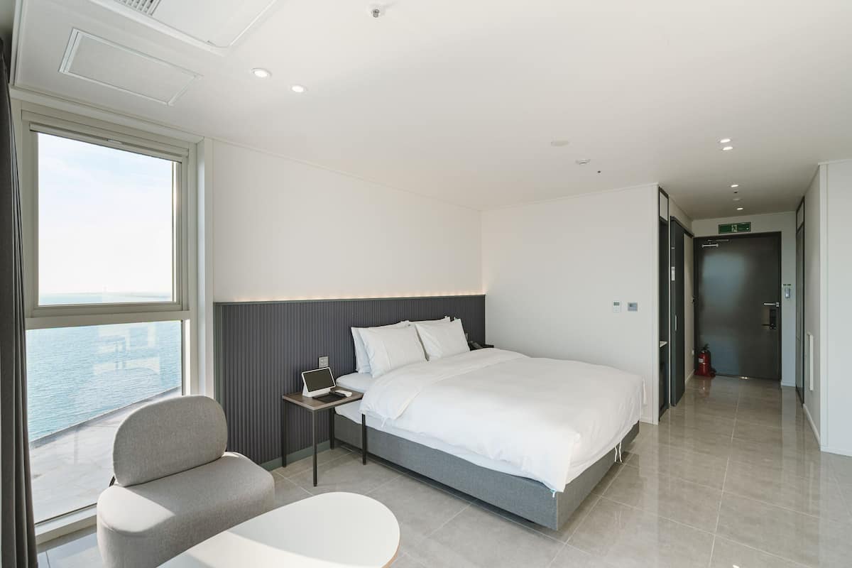 Corner Suite (Ocean View) | Desk, free WiFi