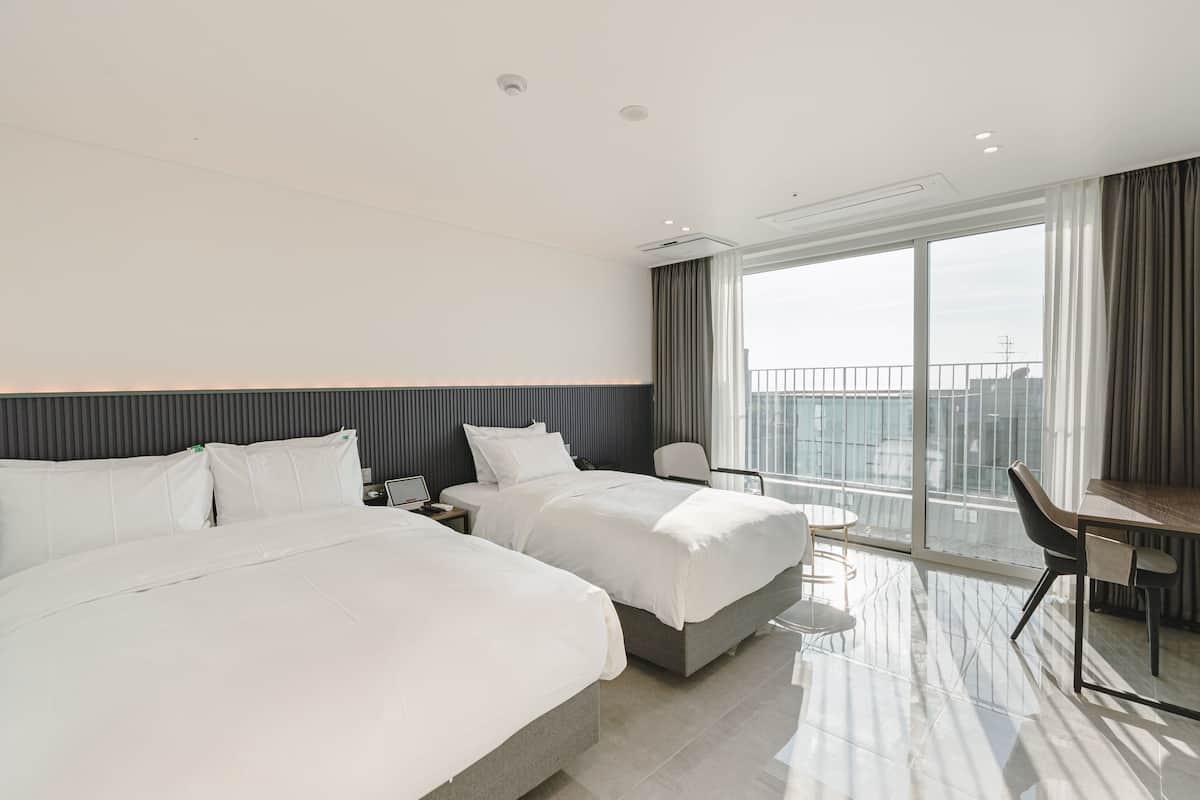 Premier Twin (City View) | Desk, free WiFi
