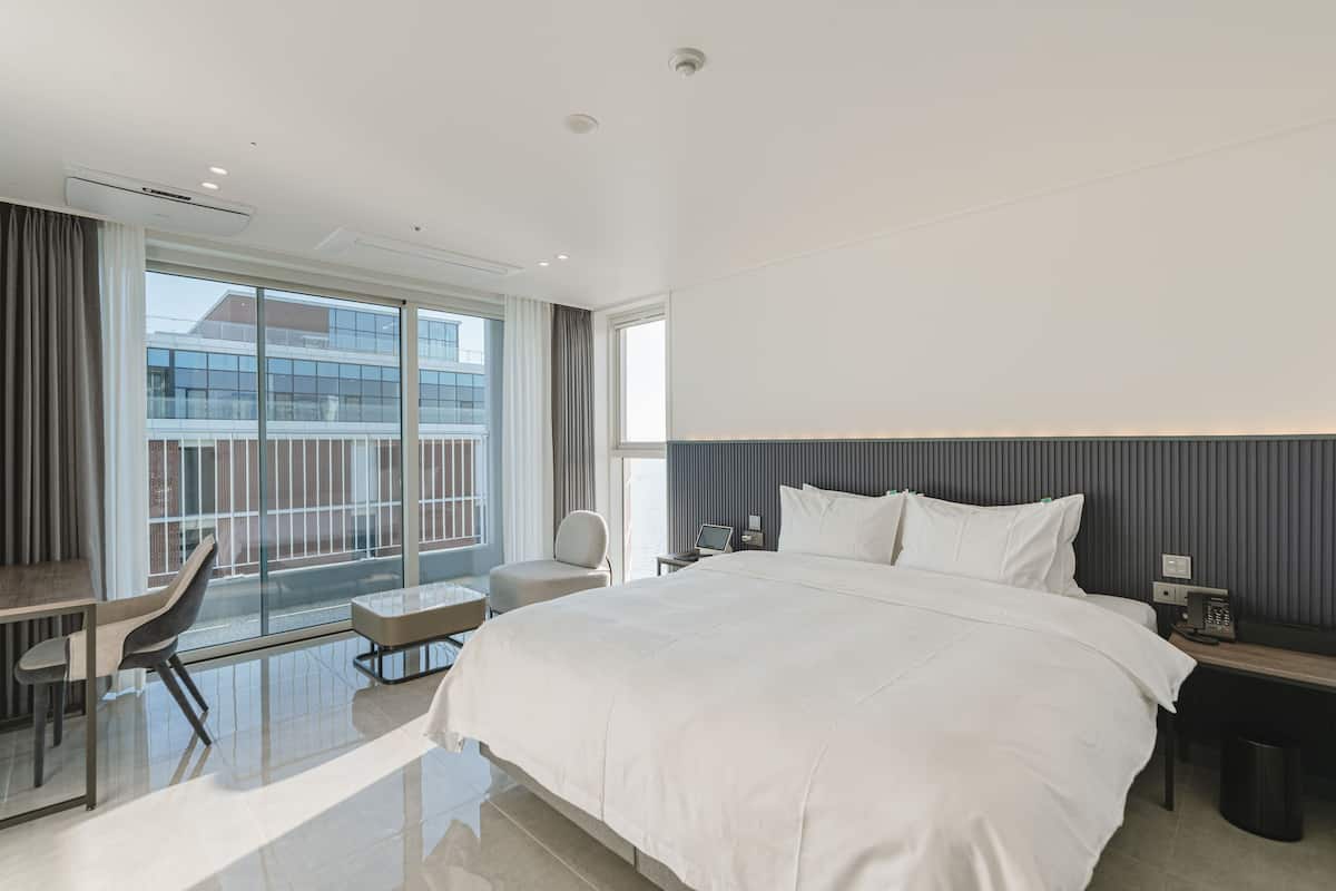 Corner Suite (City View) | Desk, free WiFi