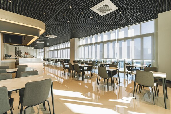 Daily buffet breakfast (KRW 20000 per person)