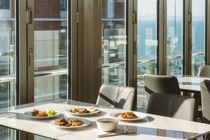 每日供應吃到飽早餐 (每人 KRW20000)