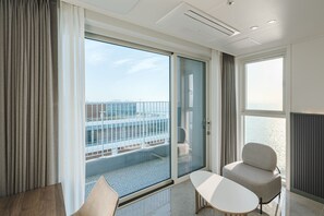 Corner Suite (Ocean View) | City view