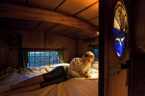 Travel cot, bed sheets - The Amazing House Truck (Takaka)