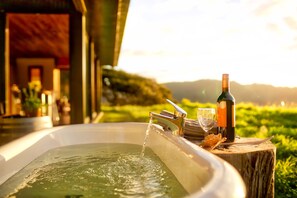Outdoor spa tub - Little Greenie, Passive House, Golden Bay. (Takaka)