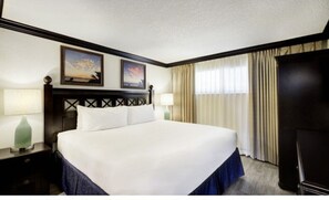 2 عدّة غرف نوم وخزنة داخل الغرفة ومكتب ومكواة/لوح كي