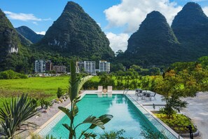 Una piscina al aire libre de temporada