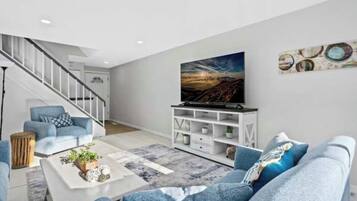 Smart-TV, Tischfußball, Tischtennisplatte