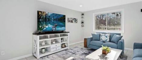 Smart-TV, Tischfußball, Tischtennisplatte