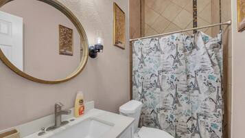 吹风机、毛巾、肥皂、卫生纸