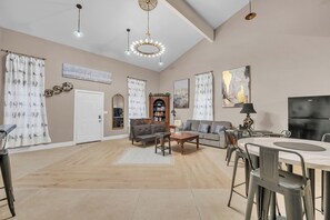 Living area - 716 Haven 5Bd Spacious & Stylish Stay (Killeen)