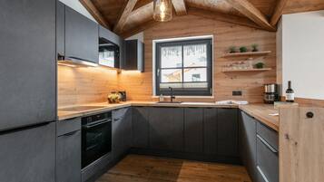 Kjøleskap, mikrobølgeovn, ovn og oppvaskmaskin