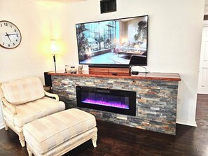 Een smart-tv, een open haard en boeken