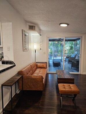 Smart TV, fireplace, books - White bird of Paradise ,,,, Welcome to this boutique house in gulf gate. (Sarasota)