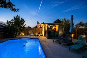 A backyard with a swimming pool, outdoor seating, and a small bar area. - White Bird of Paradise Heated Pool Fire Pit Near Siesta Key outdoor bar (Sarasota)
