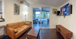 Smart TV, fireplace, books - White bird of Paradise ,,,, Welcome to this boutique house in gulf gate. (Sarasota)