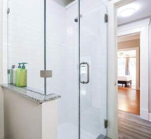 Milieuvriendelijke toiletartikelen, een haardroger, handdoeken, zeep