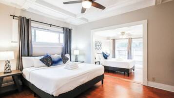 2 slaapkamers, een bureau, een strijkplank/strijkijzer, reisbedje