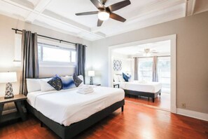 2 slaapkamers, een bureau, een strijkplank/strijkijzer, reisbedje