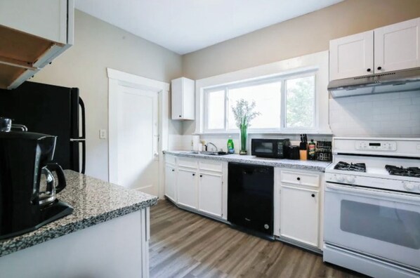 冰箱、微波炉、烤箱、炉灶