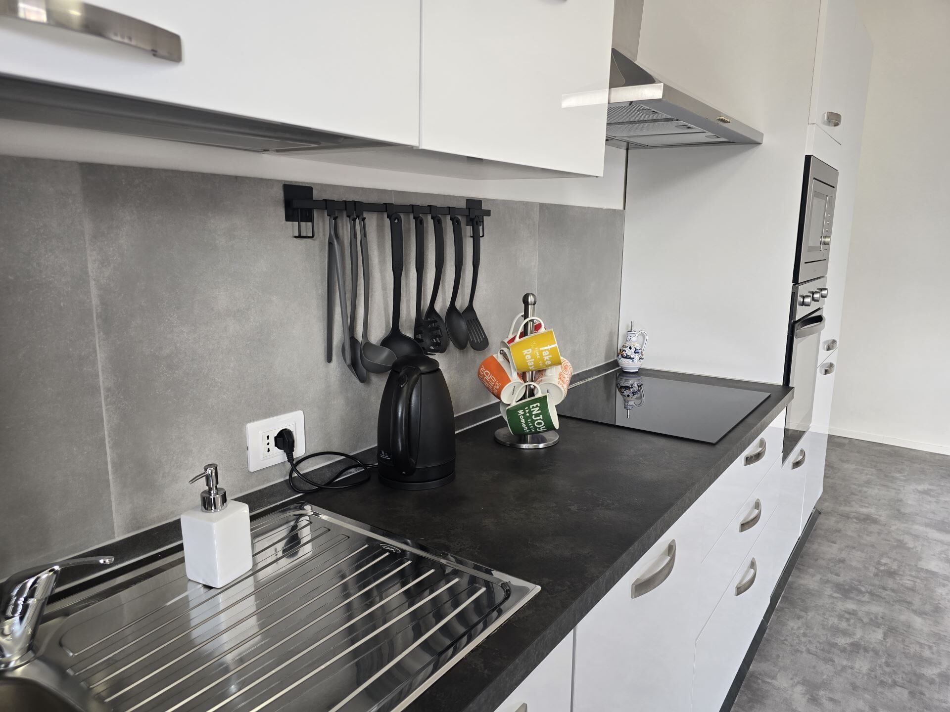 Kühlschrank, Mikrowelle, Ofen, Geschirrspüler