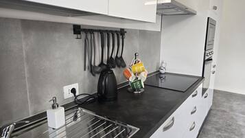 Kühlschrank, Mikrowelle, Ofen, Geschirrspüler