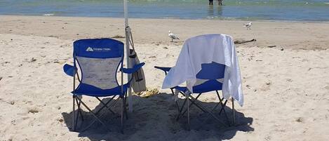 Una spiaggia nelle vicinanze, lettini da mare, teli da spiaggia