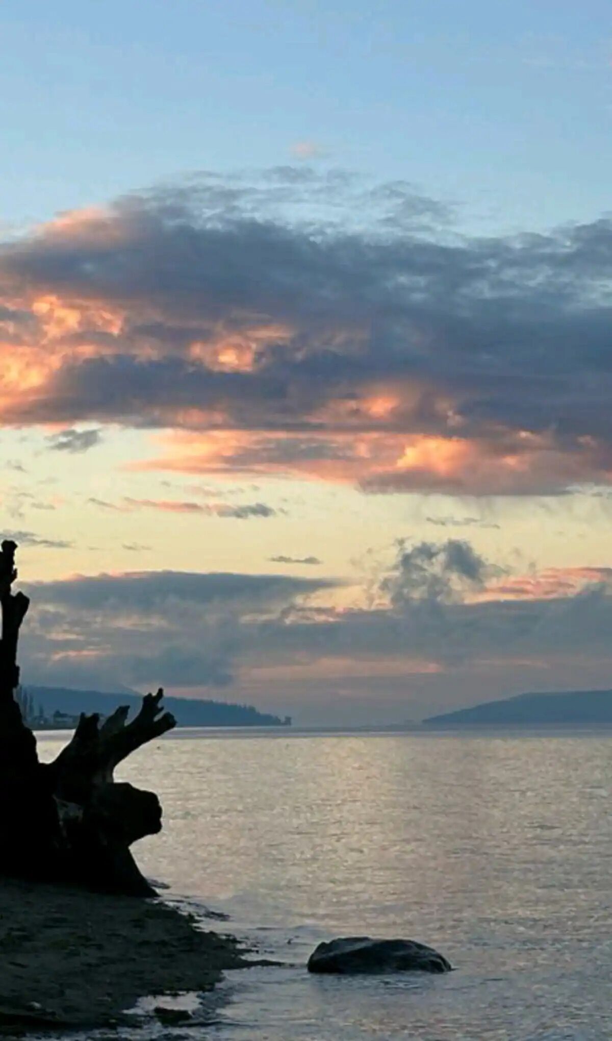 Beach nearby, sun-loungers, beach towels