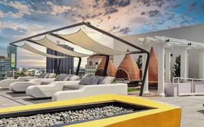 Property grounds - inspire hollywood • king • pool • freepark (Los Angeles)