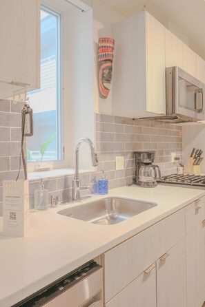 ثلاجة، ميكروويف، فرن، موقد طهي مسطح