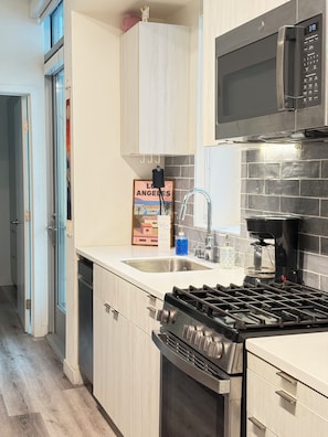 ثلاجة، ميكروويف، فرن، موقد طهي مسطح