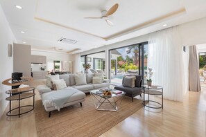 Living area - Luxury 4 Bedroom Villa (Surat Thani)