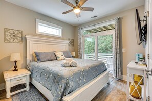 1 bedroom, desk, Internet, bed sheets - 2 Mi to Boardwalk! Coastal Carolina Beach Hideaway (Carolina Beach)