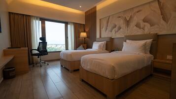 Superior tvåbäddsrum - utsikt mot staden | Värdeförvaringsskåp på rummet och skrivbord