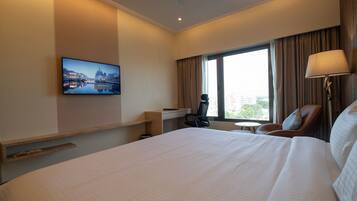 Deluxe dubbelrum - utsikt mot staden | Värdeförvaringsskåp på rummet och skrivbord