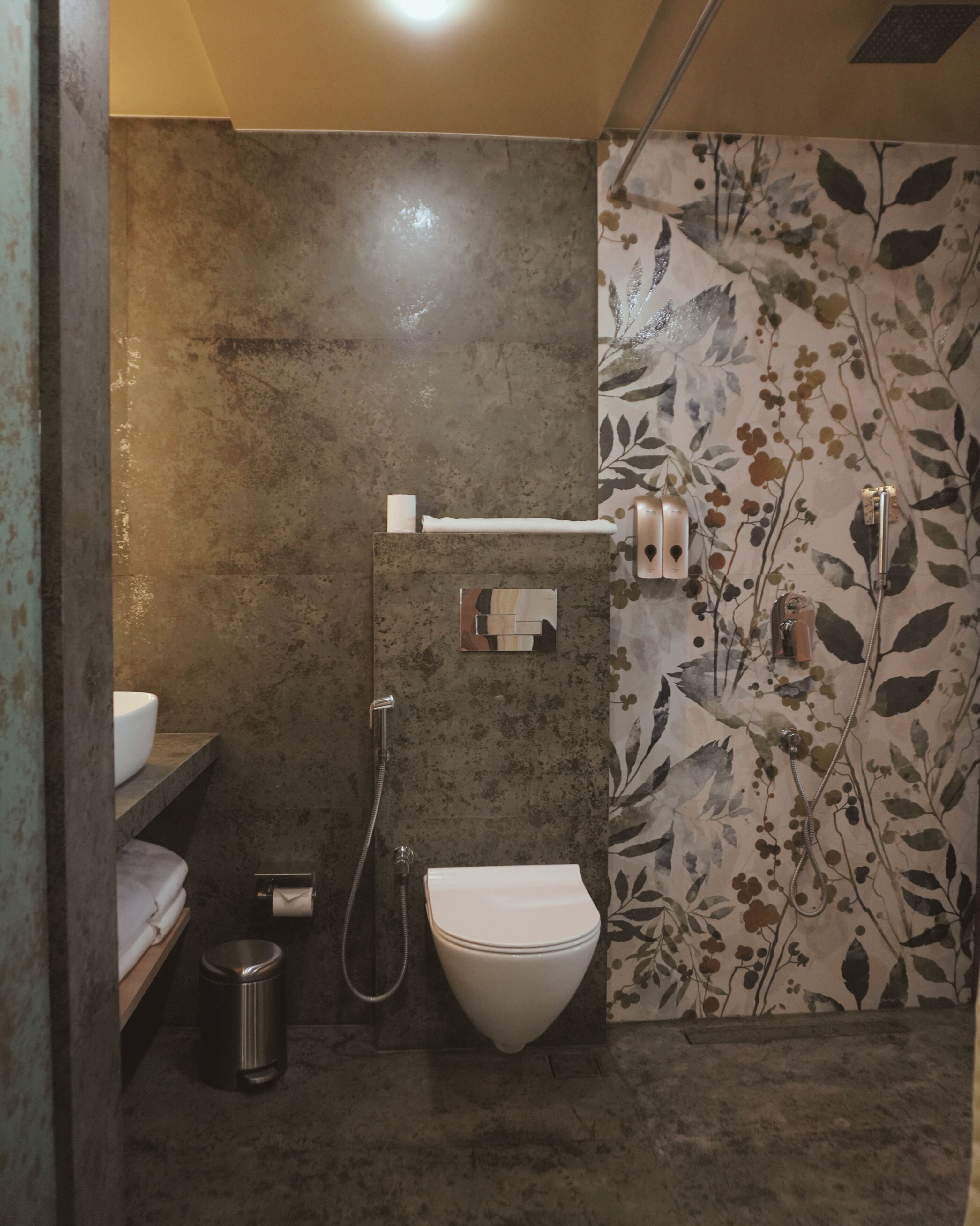 Un baño con ducha, inodoro y lavamanos.