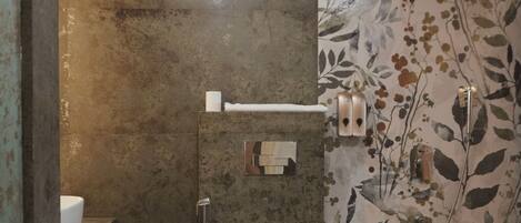 Un baño con ducha, inodoro y lavamanos.