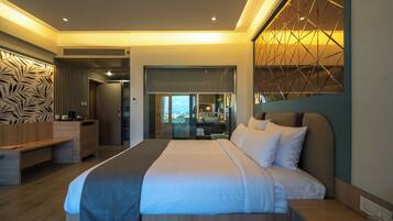 Business Suite, City View | In-room safe, desk