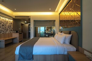 Business Suite, City View | In-room safe, desk