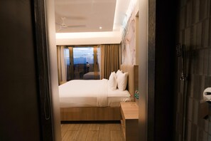 Chambre Deluxe double, vue sur la ville | Literie de qualité, minibar, coffre-fort, bureau